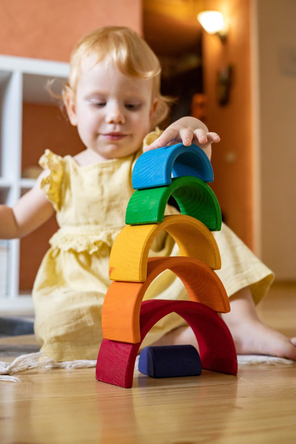 Dítě s Montessori hračkou