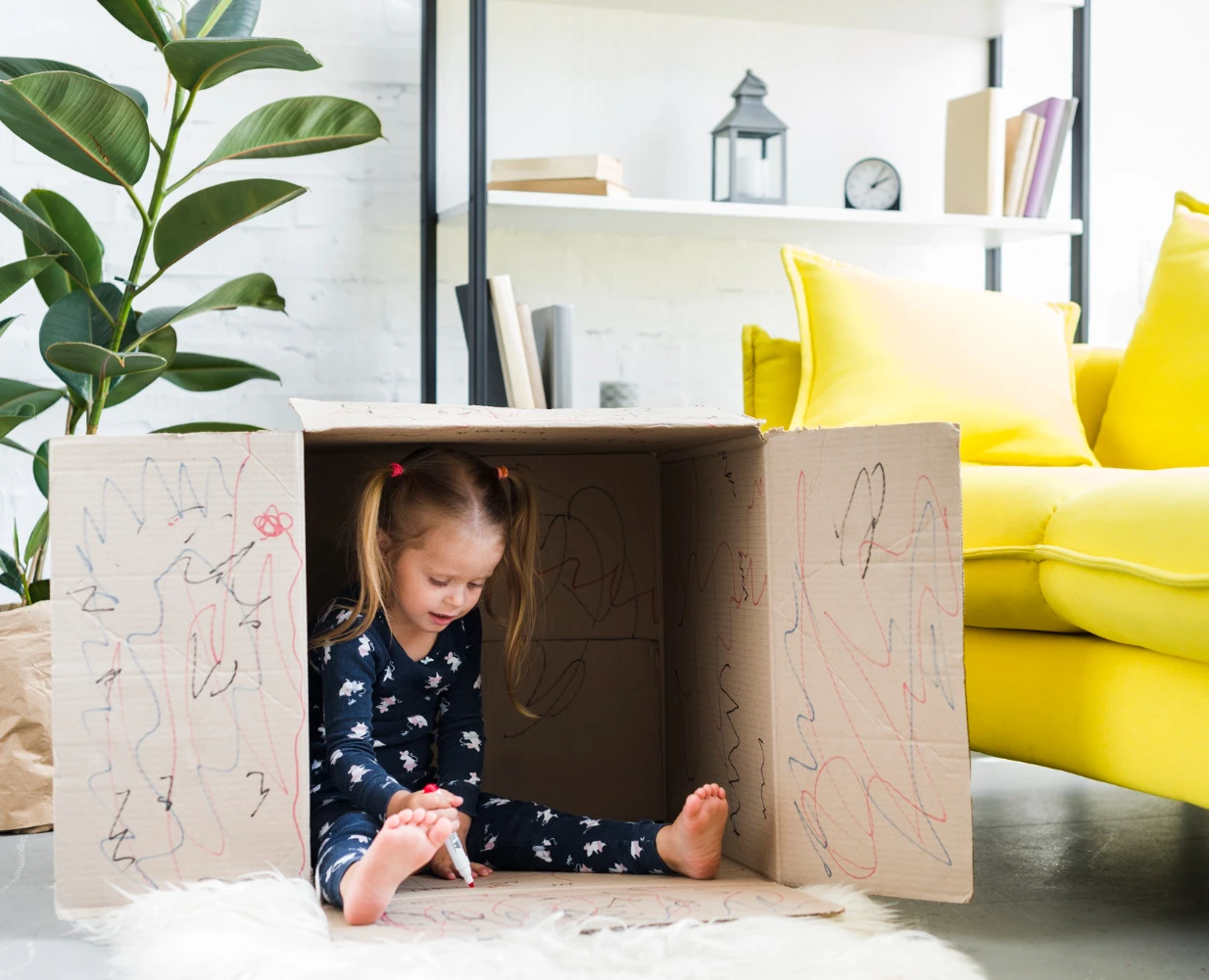 Holčička si hraje s krabicí