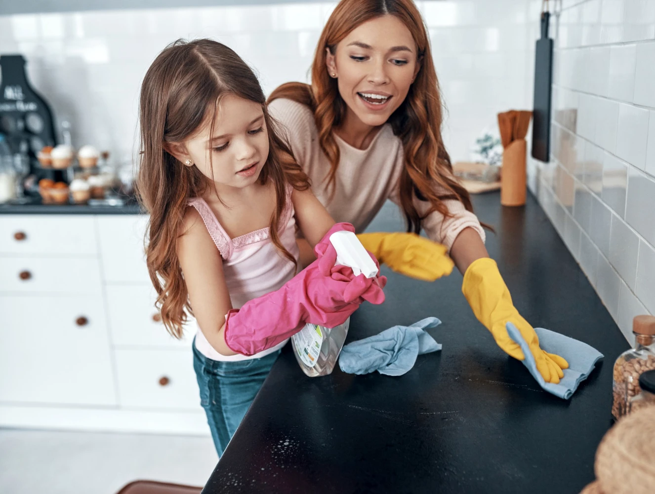 Matka s dcerou uklízí