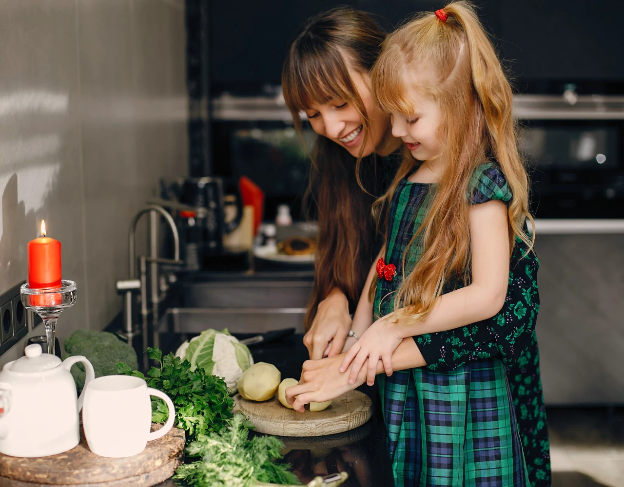 Matka s dcerou v kuchyni